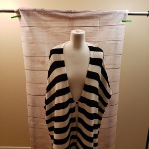 Vince Camuto size 1X. Black & white shawl.